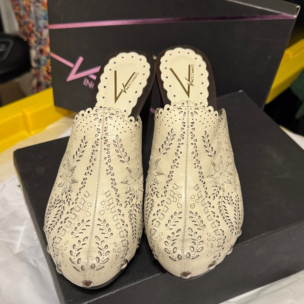 VinceCamuto🌹 Floral Cutout Cream Mules